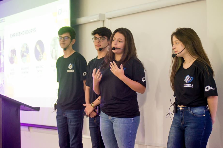 A teoria das múltiplas inteligências pode ser desenvolvida na Educação como forma de trabalhar as habilidades do futuro dos adolescentes. O Colégio Planck considera que para um bom desenvolvimento e evolução das múltiplas inteligências no ambiente escolar é importante que a escola pense o indivíduo como um todo, desde seus aspectos maturacionais, sejam eles físico, emocional ou social, até a avaliação de inteligências mais complexas como questionamentos e levantamento de hipóteses sobre si e sobre o mundo. Vamos entender melhor neste post. O que é a teoria das múltiplas inteligências? Foi o psicólogo norte-americano Howard Gardner que desenvolveu a teoria das Múltiplas Inteligências para descrever a inteligência de forma a abordar diferentes aspectos referentes a ela. Esse estudo foi divulgado no livro “Estruturas da Mente”. Mas o que é inteligência? Embora tenha sido definida de maneiras diferentes ao longo da História, uma das definições de inteligência mais recentes parte de Francesc Torralba Rosselló, doutor em Filosofia pela Universidade de Barcelona e autor de livros como “A Inteligência Espiritual no Contexto Escolar”, que a descreve assim:  “Em um sentido puramente etimológico, a palavra inteligência denota a capacidade de discernir, de separar, de peneirar entre as diferentes alternativas e ser capaz de tomar a decisão mais oportuna. Uma pessoa inteligente é, de fato, uma pessoa que sabe separar o essencial do acidental, o valioso do que carece de valor, aquilo de que necessita para desenvolver uma determinada atividade daquilo que é irrelevante para a mesma. A inteligência, em um sentido puramente etimológico, refere-se a esta capacidade de discernimento”. De certa forma, essa definição coincide com uma outra que já havia sido assinada por 52 pesquisadores em inteligência do Mainstream Science on Intelligence em 1994:  “ É uma capacidade mental bastante geral que, entre outras coisas, envolve a habilidade de raciocinar, planejar, resolver problemas, pensar de forma abstrata, compreender ideias complexas, aprender rápido e aprender com a experiência. Não é uma mera aprendizagem literária, uma habilidade estritamente acadêmica ou um talento para sair-se bem em provas. Ao contrário disso, o conceito refere-se a uma capacidade mais ampla e mais profunda de compreensão do mundo à sua volta - 'pegar no ar', 'pegar' o sentido das coisas ou 'perceber' uma coisa." Quais são as múltiplas inteligências Segundo a teoria de Gardner, cada indivíduo apresenta características e tem aspectos mais desenvolvidos de cada tipo de inteligência, que podem sim ser trabalhadas e desenvolvidas, de forma constante e cotidiana. A equipe de Gardner identificou 9 tipos de inteligência que podem fazer parte de uma pessoa. As primeiras 7 foram divulgadas em 1983, já as inteligências naturalista e existencial fizeram parte de um segundo momento de estudos:  Lógico-matemática Esse tipo de inteligência costuma ser a base de testes de QI, focando no pensamento lógico. A principal capacidade de uma pessoa que tem inteligência lógico-matemática é a habilidade de criar e entender padrões e fazer sistematizações, ou seja, a capacidade de resolver equações, fazer cálculos, etc. Podem ser matemáticos, físicos, engenheiros, etc. Linguística Está ligada a uma capacidade de dominar a linguagem e a expressão, tanto oral quanto escrita. Porém, também é ampliada para as diversas formas de comunicação como a expressão corporal e gestual. Pessoas com essa inteligência conseguem transmitir ideias, motivar, ensinar e negociar. Podem ser políticos, CEOs, escritores, cineastas, mestres de cerimônia, etc. Musical É fácil reconhecer quem tem inteligência musical. É a pessoa que tem grande sensibilidade para reconhecer temas melódicos, timbres e tons, além de organizar essas sonoridades de maneira criativa, transformando-as em ritmos. Espacial Com uma grande capacidade de percepção visual, conseguem criar ideias complexas na mente e manipulá-las em qualquer perspectiva, com associação à matemática e criatividade. É uma das inteligências que pessoas da área das artes plásticas, design e arquitetura manifestam, porém, faz parte também de pilotos, cartógrafos e navegadores.  Corporal-cinestésica São pessoas que têm domínio das capacidades motoras, com ampla capacidade de utilizar o próprio corpo para variadas funções porque tem percepção clara do próprio movimento, resistência, peso e posição corporal. É a inteligência dos atletas, bailarinos, artistas circenses, etc. Intrapessoal Quem tem inteligência intrapessoal consegue atingir um grande autoconhecimento porque consegue compreender as próprias emoções, ideais, motivações e valores. Além disso, não negligenciam pontos de melhoria. Por isso, são aptas para as mais variadas atividades, o que é um grande diferencial na vida. Interpessoal São pessoas que conseguem reconhecer motivações, humor, sentimentos e intenções dos outros. Por isso, pessoas que têm essa inteligência podem manifestar grande empatia e ter facilidade com relacionamentos. São pessoas que conseguem fazer mediação de conflitos, ter uma boa postura de líder e se identificar com as necessidades dos outros. Entre os profissionais que têm essa inteligência estão os professores, terapeutas, atores, vendedores e até políticos. Naturalista Esse tipo de inteligência não foi incluída na primeira fase da teoria das Múltiplas Inteligências. A inteligência naturalista pode ser definida como uma forte ligação entre o indivíduo e o meio ambiente, com sentidos aflorados em relação à natureza e tudo o que nela está, como os animais e plantas. Quem tem essa inteligência se identifica com áreas como a biologia, geologia, agricultura, veterinária, ativistas ambientais, entre outras.  Existencial Outro tipo de inteligência que surgiu em um segundo momento, a existencial carrega a habilidade de refletir sobre questões fundamentais a respeito do propósito do ser humano na Terra. Essa é uma característica de filósofos e muitos líderes espirituais. Como o Colégio Planck entende a Teoria das Múltiplas Inteligências? O Colégio Planck entende hoje que o trabalho que valorize as diferentes visões sobre o indivíduo, que demonstre a importância de uma boa atividade física, psicomotora e que auxilie no reconhecimento corporal, no desenvolvimento de aprendizagens mais complexas e consequentemente de aprendizados mais significativos é o caminho para efetivamente atingir o melhor potencial do estudante.  Valorizar cada passo em busca de uma formação holística, que atenda a diferentes aspectos de desenvolvimento, aprendizagem e formação deve ser o olhar de escolas, famílias e sociedade para a formação de cidadãos mais ativos, independentes, íntegros e criativos. As inteligências múltiplas não se apresentam da mesma forma em um indivíduo, algumas se desenvolvem com maior facilidade e outras requerem ser mais trabalhadas, mas é importante lembrar que todas as inteligências têm o seu valor no desenvolvimento do indivíduo. Sendo assim, o trabalho é aprimorar as inteligências mais desenvolvidas e trabalhar no desenvolvimento das inteligências que apresentam maior fragilidade. Essa é a proposta e o desafio que o Colégio se propõe a realizar em seu trabalho cotidiano com os estudantes. Como detectar cada tipo de inteligência no processo pedagógico?  O processo e compreensão das múltiplas inteligências em um ambiente educacional preparado para reconhecer a individualidade e potencialidades dos estudantes, se dá de maneira orgânica, compreendendo potencialidades e explorando um olhar para as deficiências apresentadas. No Colégio Planck, onde o olhar é individualizado para cada estudante, o trabalho pedagógico visa compreender e trabalhar para garantir a eles mais que os conhecimentos científicos. Assim, é possível atuar nas diferentes formas de inteligências apresentadas nos conceitos desenvolvidos pelos professores de Harvard.  Com um ambiente onde o olhar está direcionado para as relações humanas, para as questões de desenvolvimento social, ambiental e emocional, que são relevantes em diferentes contextos e disciplinas, o Colégio Planck realiza um papel significativo no desenvolvimento das inteligências avaliadas. Para tanto, o Colégio possui algumas “ferramentas” para detectá-las, como atividades complementares e eletivas, que garantem aos estudantes possibilidade de escolha por interesse, tanto de habilidade como para desenvolvimento pessoal, garantindo aos estudantes possibilidades ainda maiores de trabalhar diferentes inteligências e estarem mais preparados para o seu futuro profissional e social. Inteligências são desenvolvidas ao longo da vida As múltiplas inteligências é uma teoria que aborda o ser humano em diferentes etapas de seu desenvolvimento. Desta forma, o trabalho é constante para desenvolver as diferentes habilidades em diferentes momentos da vida.  Assim como não somos seres perfeitos, as inteligências não serão desenvolvidas de forma linear e regular. É importante que seja respeitado o tempo, a condição física e emocional de cada estudante para que suas inteligências sejam desenvolvidas. Neste momento, é importante uma parceria entre família e escola, para que seja ofertado e cobrado do estudante o seu melhor, o melhor que ele for capaz de apresentar em cada uma de suas inteligências.