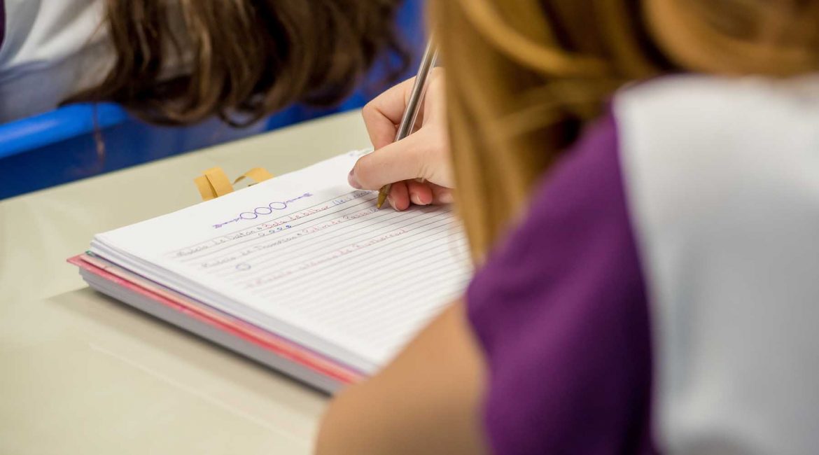 As redações têm um peso importante dentro das avaliações dos processos seletivos das universidades. Assim, quando o estudante tem um texto bem organizado, claro e bem redigido está a um passo de conseguir uma boa pontuação. No Colégio Planck, os estudantes fazem redações semanais visando atender aos requisitos de todos os exames vestibulares. Neste texto, conheça mais sobre esse processo. Objetivo do Projeto de Redação do Colégio Planck Com base na importância da redação para os vestibulares, o Colégio Planck criou o Projeto Planck de Redação Semanal, no qual o objetivo do projeto é formar escritores conscientes, críticos e capazes de produzir textos de quaisquer gêneros. Para isso, os estudantes recebem orientações para nortearem a produção de sua redação, com a finalidade de conseguir notas máximas. De acordo com a cartilha de correção do Enem 2020, os candidatos são avaliados em cinco competências, cada uma vale 200 pontos: 1- Demonstrar domínio da modalidade escrita formal da língua portuguesa; 2- Compreender a proposta de redação e aplicar conceitos das várias áreas de conhecimento para desenvolver o tema, dentro dos limites estruturais do texto dissertativo-argumentativo em prosa; 3- Selecionar, relacionar, organizar e interpretar informações, fatos, opiniões e argumentos em defesa de um ponto de vista; 4- Demonstrar conhecimento dos mecanismos linguísticos necessários para a construção da argumentação; 5- Elaborar proposta de intervenção para o problema abordado, respeitando os direitos humanos. Todas as competências são parte da grade de correção do Colégio e são retomadas nas aulas. Os estudantes são conduzidos a cada nova proposta de redação a refletirem sobre as questões sociais e a opinarem sobre possíveis soluções e melhorias para a sociedade, por meio das propostas de intervenção apresentadas. O resultado do Colégio Planck no ENEM 2020 foi muito expressivo, notas acima de 900 e algumas muito próximas da perfeição cobrada pelo exame nacional, como 970 e 980, fruto de um projeto robusto e bem estruturado com muito empenho e dedicação por parte de nossos estudantes e equipe pedagógica. Para obter esses resultados, o Colégio oferece aos estudantes aulas semanais, plantões de dúvidas exclusivos e uma correção personalizada, por meio da Plataforma Pontue, que é um recurso tecnológico que agiliza a correção dos textos. Além disso, o Colégio também incentiva que o estudante amplie o seu repertório cultural, o que vai tornar os seus textos mais ricos. Assim, ele terá a facilidade de inserir citações, analisar contextos e opinar de maneira mais natural, adequada e concisa sobre as situações propostas. Como a Pontue auxilia o estudante a ter uma redação melhor para os vestibulares? A plataforma Pontue oferece a cada estudante uma correção personalizada com recursos como áudio e vídeo. O corretor pontua as fragilidades e adequações narrando cada trecho do texto. Assim, o estudante tem a oportunidade de melhorar o seu desempenho a cada correção, checando onde ele errou e tendo a possibilidade de reescrever o seu texto com as possibilidades trazidas pelo corretor. Qual a diferença das redações entre os diversos vestibulares? Cada vestibular tem a liberdade de escolher quais serão os tipos de redações que cobrarão em seu processo seletivo. O mais comum é o gênero de dissertação/argumentação, cobrado em vestibulares como Unesp, Fuvest, Enem, ITA, AFA, Mackenzie e PUC-SP, por exemplo. A Unicamp oferece em sua proposta de redação opção de dois gêneros, para que o candidato escolha o que achar mais adequado e confortável para escrever. Vestibulares do sul do país como UFPR, UEL, UFSC optam por solicitar a redação em pequenos textos que variam de 4 a 5 tipos diferentes. Características de uma redação de alto desempenho Os textos precisam seguir alguns critérios, definidos pelas grades de cada vestibular. Elementos como domínio da norma culta, adequação ao tema proposto, coesão, coerência, grafia correta das palavras e texto fluido são características que precisam constar em todas as produções. A criatividade também é uma característica que define um texto que atingirá um alto desempenho. Conselhos para superar as dificuldades em redação Escrever dá trabalho, é necessário um treino intenso, semana após semana. O objetivo das atividades de redação é levar o estudante a pensar: "Como vou apresentar essas ideias no meu texto usando as minhas próprias palavras dentro dos limites solicitados pela proposta de redação?" Nesse aspecto, esse treino da escrita é fundamental. Conheça algumas dicas importantes para ter melhores resultados: Dica 1 Não espere ter inspiração para escrever ou simpatia pelo tema proposto. Aproveite para treinar sempre. Dica 2 Evite a procrastinação! Estabeleça um horário em sua agenda semanal para se dedicar à escrita e, toda semana, no horário estabelecido, sente-se e comece a desenvolver o texto. Aos poucos, semana após semana, sua produção textual apresentará progressos. Dica 3 Ao concluir o texto, não faça a entrega de imediato, se programe para escrever o texto e deixar que ele “descanse”, um ou dois dias, dessa maneira você terá tempo para reestruturar as ideias e conseguir enxergar erros e possíveis melhorias. Dica 4 Frequente os plantões de redação. Dica 5 Retorne sempre à plataforma Pontue, após a prazo de correção e verifique onde errou, ouça as dicas dos corretores e reescreva o seu texto. Dica 6 Fique ligado nas competências exigidas para as redações do ENEM e demais vestibulares que for prestar, com muita atenção nas regras gramaticais. Dica 7 Leia muito e mantenha-se atualizado para ter um bom repertório para produzir um bom texto com boa escrita e informações corretas. Para isso, acompanhe telejornais, sites de notícias, revistas especializadas e podcasts, que abordam acontecimentos do país e do mundo. Também faça a leitura de obras literárias que vão dar uma boa base para um texto mais rico. Conclusão Com bastante dedicação, esforço e empenho, o estudante desenvolverá a habilidade da escrita e os seus textos fluirão com mais rapidez, clareza e objetividade. Esses são passos importantes para uma redação nota 1.000.