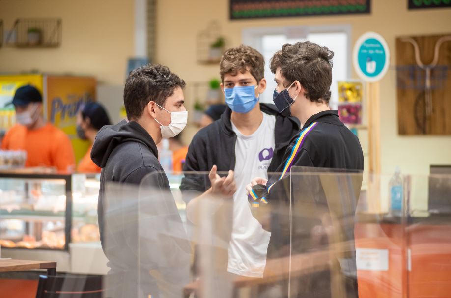 De certa forma, ao longo da história da humanidade, pais e filhos sempre tiveram conflitos devido às diferenças das gerações. Porém, hoje, em um momento de completa mudança, pode parecer ainda mais complexo gerenciar essas questões geracionais. Então, como é possível lidar com essas diferenças e ter um convívio harmonioso? Como o comportamento das gerações influencia nos conflitos? Não existe um manual que determine qual é a melhor forma de agir como pais, cada família terá suas próprias regras, de acordo com o que dita o próprio momento social e até mesmo com a herança comportamental adquirida com as gerações anteriores. Mas, existe algo que é universal: os pais querem o melhor para os filhos, desejando sempre que estejam protegidos, saudáveis e cresçam preparados para ter sucesso. É justamente nesse momento que podem surgir os conflitos de gerações, porque a forma que os pais utilizam para chegar a esse resultado nem sempre agrada os filhos. É preciso entender que esse conflito surge porque, de acordo com suas próprias características, cada geração vai reagir de maneira diferente diante das pressões. O mundo que existia à época da adolescência dos pais não é o mesmo que existe na adolescência dos filhos e, muitas vezes, no momento atual, exige novas soluções. Gerações diferentes, diferentes soluções As gerações anteriores, Geração Silenciosa, Baby Boomers e X, vivenciaram muitas mudanças, mas que eram mais vagarosas, portanto, podem ter levado muito mais tempo para enxergar a transformação do mundo e, assim, adotaram certos padrões. Já dos Millennials para cá, a mudança tem sido assustadoramente rápida e até mesmo surgiram outras novas gerações de pessoas que nasceram em um mundo de mudanças ainda mais velozes: Z (1997 a 2020) e Alpha (nascidos a partir de 2010). Para entender melhor, é preciso um exemplo: na geração dos Baby Boomers, alguns comportamentos dos pais eram diferentes da geração dos filhos da geração X, e hoje muitos pais que são Millennials percebem que veem a vida de forma totalmente diferente dos seus próprios pais. Cada geração vai apresentar como forma “correta” de criação de filhos as características das pressões que moldaram seus próprios comportamentos até a fase adulta. Características das gerações Geração Silenciosa (nascidos entre 1927-1946): as pessoas viveram em um período de grande instabilidade econômica devido às guerras mundiais, o conceito de amor era trabalhar duro para sustentar os filhos, eram mais distantes e as crianças ficavam mais “soltas”. Baby Boomers (nascidos entre 1946-1964): nascidos no pós-guerra, essas pessoas passaram a gerenciar todos os aspectos da vida dos filhos, com um protecionismo muito maior. Geração X (nascidos entre 1965 a 1981): cresceram para serem adultos responsáveis e independentes, mas com uma certa aversão ao risco devido ao protecionismo que sofreram, no entanto, já começaram a mostrar aos filhos a necessidade da empatia e consciência social. Geração Y (Millenials, nascidos entre 1981 a 1996): em geral, esses pais, já vivenciam as muitas mudanças rápidas na sociedade, por isso, não têm medo de mudar, adotam uma abordagem mais responsiva para interagir com os filhos e os ensinam a ter uma mente mais aberta. Porém, precisam lidar agora com as demandas das novas gerações, que são nativas digitais, e adotam naturalmente o uso da tecnologia e são mais imediatistas. Porém, necessitam de equilíbrio neste uso (redes sociais e outras formas de relacionamento virtual) e um cuidado para desenvolver as competências socioemocionais. Como gerenciar as diferenças das gerações? As pressões emocionais e cognitivas das gerações anteriores na época da adolescência foram bem diferentes das pressões das gerações atuais, por isso, não é possível saber o que é melhor ou pior em cada momento, o que pode ser dito é que existem as questões que devem ser gerenciadas por competências necessárias em cada época. Muitas vezes, as diferenças de gerações podem gerar atrito quando os pais querem que os filhos respondam às questões da mesma forma que eles, porque foram ensinados daquele jeito. Com isso, estabelecem uma autoridade que pode ser interpretada pelos filhos como uma repressão, e eles, por sua vez, acabam adotando comportamentos para irritar os pais, especialmente, na adolescência. Os jovens podem buscar a companhia de outros amigos que também se sentem reprimidos, e acabam querendo ter mais privacidade, o que, muitas vezes, os pais não permitem pela necessidade de protegê-los. Então, pode ocorrer um distanciamento entre eles. Em muitas vezes, os pais e filhos podem sentir que se estabeleceu uma grande barreira em termos de objetivos, ideais, crenças ou valores. Para que isso não ocorra, é preciso que os pais tomem algumas iniciativas: Entenda que as gerações são diferentes e respeite essas diferenças; Abra espaço para o diálogo, para que o filho exponha o que o aflige. Faça um esforço para ter uma comunicação saudável, respeitosa e aberta, com uma escuta atenta e interessada; Acolha as dificuldades dos filhos e não se coloque em um papel de autoridade total; Apresente ao seus filhos as suas razões de forma serena e clara; Procure entender mais o mundo que o seu filho está inserido e como ele o enxerga; Valorize as competências do filho dentro desse novo mundo. Caso essa barreira não seja rompida, é preciso sim buscar ajuda de um terapeuta, que poderá estabelecer essa ponte de diálogo e de compreensão mútua. Conclusão No Colégio Planck, um dos pilares pedagógicos é o desenvolvimento das habilidades socioemocionais. Além disso, as questões relacionadas ao emocional do estudante e de suas famílias podem ser apresentadas para a Orientação Educacional, que faz o acolhimento e promove uma escuta ativa para estabelecer uma boa comunicação entre todos.