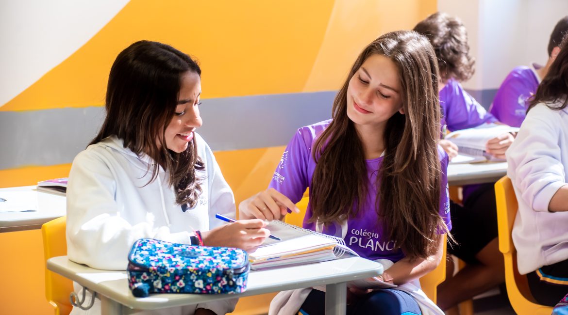 A teoria das múltiplas inteligências pode ser desenvolvida na Educação como forma de trabalhar as habilidades do futuro dos adolescentes. O Colégio Planck considera que para um bom desenvolvimento e evolução das múltiplas inteligências no ambiente escolar é importante que a escola pense o indivíduo como um todo, desde seus aspectos maturacionais, sejam eles físico, emocional ou social, até a avaliação de inteligências mais complexas como questionamentos e levantamento de hipóteses sobre si e sobre o mundo. Vamos entender melhor neste post. O que é a teoria das múltiplas inteligências? Foi o psicólogo norte-americano Howard Gardner que desenvolveu a teoria das Múltiplas Inteligências para descrever a inteligência de forma a abordar diferentes aspectos referentes a ela. Esse estudo foi divulgado no livro “Estruturas da Mente”. Mas o que é inteligência? Embora tenha sido definida de maneiras diferentes ao longo da História, uma das definições de inteligência mais recentes parte de Francesc Torralba Rosselló, doutor em Filosofia pela Universidade de Barcelona e autor de livros como “A Inteligência Espiritual no Contexto Escolar”, que a descreve assim:  “Em um sentido puramente etimológico, a palavra inteligência denota a capacidade de discernir, de separar, de peneirar entre as diferentes alternativas e ser capaz de tomar a decisão mais oportuna. Uma pessoa inteligente é, de fato, uma pessoa que sabe separar o essencial do acidental, o valioso do que carece de valor, aquilo de que necessita para desenvolver uma determinada atividade daquilo que é irrelevante para a mesma. A inteligência, em um sentido puramente etimológico, refere-se a esta capacidade de discernimento”. De certa forma, essa definição coincide com uma outra que já havia sido assinada por 52 pesquisadores em inteligência do Mainstream Science on Intelligence em 1994:  “ É uma capacidade mental bastante geral que, entre outras coisas, envolve a habilidade de raciocinar, planejar, resolver problemas, pensar de forma abstrata, compreender ideias complexas, aprender rápido e aprender com a experiência. Não é uma mera aprendizagem literária, uma habilidade estritamente acadêmica ou um talento para sair-se bem em provas. Ao contrário disso, o conceito refere-se a uma capacidade mais ampla e mais profunda de compreensão do mundo à sua volta - 'pegar no ar', 'pegar' o sentido das coisas ou 'perceber' uma coisa." Quais são as múltiplas inteligências Segundo a teoria de Gardner, cada indivíduo apresenta características e tem aspectos mais desenvolvidos de cada tipo de inteligência, que podem sim ser trabalhadas e desenvolvidas, de forma constante e cotidiana. A equipe de Gardner identificou 9 tipos de inteligência que podem fazer parte de uma pessoa. As primeiras 7 foram divulgadas em 1983, já as inteligências naturalista e existencial fizeram parte de um segundo momento de estudos:  Lógico-matemática Esse tipo de inteligência costuma ser a base de testes de QI, focando no pensamento lógico. A principal capacidade de uma pessoa que tem inteligência lógico-matemática é a habilidade de criar e entender padrões e fazer sistematizações, ou seja, a capacidade de resolver equações, fazer cálculos, etc. Podem ser matemáticos, físicos, engenheiros, etc. Linguística Está ligada a uma capacidade de dominar a linguagem e a expressão, tanto oral quanto escrita. Porém, também é ampliada para as diversas formas de comunicação como a expressão corporal e gestual. Pessoas com essa inteligência conseguem transmitir ideias, motivar, ensinar e negociar. Podem ser políticos, CEOs, escritores, cineastas, mestres de cerimônia, etc. Musical É fácil reconhecer quem tem inteligência musical. É a pessoa que tem grande sensibilidade para reconhecer temas melódicos, timbres e tons, além de organizar essas sonoridades de maneira criativa, transformando-as em ritmos. Espacial Com uma grande capacidade de percepção visual, conseguem criar ideias complexas na mente e manipulá-las em qualquer perspectiva, com associação à matemática e criatividade. É uma das inteligências que pessoas da área das artes plásticas, design e arquitetura manifestam, porém, faz parte também de pilotos, cartógrafos e navegadores.  Corporal-cinestésica São pessoas que têm domínio das capacidades motoras, com ampla capacidade de utilizar o próprio corpo para variadas funções porque tem percepção clara do próprio movimento, resistência, peso e posição corporal. É a inteligência dos atletas, bailarinos, artistas circenses, etc. Intrapessoal Quem tem inteligência intrapessoal consegue atingir um grande autoconhecimento porque consegue compreender as próprias emoções, ideais, motivações e valores. Além disso, não negligenciam pontos de melhoria. Por isso, são aptas para as mais variadas atividades, o que é um grande diferencial na vida. Interpessoal São pessoas que conseguem reconhecer motivações, humor, sentimentos e intenções dos outros. Por isso, pessoas que têm essa inteligência podem manifestar grande empatia e ter facilidade com relacionamentos. São pessoas que conseguem fazer mediação de conflitos, ter uma boa postura de líder e se identificar com as necessidades dos outros. Entre os profissionais que têm essa inteligência estão os professores, terapeutas, atores, vendedores e até políticos. Naturalista Esse tipo de inteligência não foi incluída na primeira fase da teoria das Múltiplas Inteligências. A inteligência naturalista pode ser definida como uma forte ligação entre o indivíduo e o meio ambiente, com sentidos aflorados em relação à natureza e tudo o que nela está, como os animais e plantas. Quem tem essa inteligência se identifica com áreas como a biologia, geologia, agricultura, veterinária, ativistas ambientais, entre outras.  Existencial Outro tipo de inteligência que surgiu em um segundo momento, a existencial carrega a habilidade de refletir sobre questões fundamentais a respeito do propósito do ser humano na Terra. Essa é uma característica de filósofos e muitos líderes espirituais. Como o Colégio Planck entende a Teoria das Múltiplas Inteligências? O Colégio Planck entende hoje que o trabalho que valorize as diferentes visões sobre o indivíduo, que demonstre a importância de uma boa atividade física, psicomotora e que auxilie no reconhecimento corporal, no desenvolvimento de aprendizagens mais complexas e consequentemente de aprendizados mais significativos é o caminho para efetivamente atingir o melhor potencial do estudante.  Valorizar cada passo em busca de uma formação holística, que atenda a diferentes aspectos de desenvolvimento, aprendizagem e formação deve ser o olhar de escolas, famílias e sociedade para a formação de cidadãos mais ativos, independentes, íntegros e criativos. As inteligências múltiplas não se apresentam da mesma forma em um indivíduo, algumas se desenvolvem com maior facilidade e outras requerem ser mais trabalhadas, mas é importante lembrar que todas as inteligências têm o seu valor no desenvolvimento do indivíduo. Sendo assim, o trabalho é aprimorar as inteligências mais desenvolvidas e trabalhar no desenvolvimento das inteligências que apresentam maior fragilidade. Essa é a proposta e o desafio que o Colégio se propõe a realizar em seu trabalho cotidiano com os estudantes. Como detectar cada tipo de inteligência no processo pedagógico?  O processo e compreensão das múltiplas inteligências em um ambiente educacional preparado para reconhecer a individualidade e potencialidades dos estudantes, se dá de maneira orgânica, compreendendo potencialidades e explorando um olhar para as deficiências apresentadas. No Colégio Planck, onde o olhar é individualizado para cada estudante, o trabalho pedagógico visa compreender e trabalhar para garantir a eles mais que os conhecimentos científicos. Assim, é possível atuar nas diferentes formas de inteligências apresentadas nos conceitos desenvolvidos pelos professores de Harvard.  Com um ambiente onde o olhar está direcionado para as relações humanas, para as questões de desenvolvimento social, ambiental e emocional, que são relevantes em diferentes contextos e disciplinas, o Colégio Planck realiza um papel significativo no desenvolvimento das inteligências avaliadas. Para tanto, o Colégio possui algumas “ferramentas” para detectá-las, como atividades complementares e eletivas, que garantem aos estudantes possibilidade de escolha por interesse, tanto de habilidade como para desenvolvimento pessoal, garantindo aos estudantes possibilidades ainda maiores de trabalhar diferentes inteligências e estarem mais preparados para o seu futuro profissional e social. Inteligências são desenvolvidas ao longo da vida As múltiplas inteligências é uma teoria que aborda o ser humano em diferentes etapas de seu desenvolvimento. Desta forma, o trabalho é constante para desenvolver as diferentes habilidades em diferentes momentos da vida.  Assim como não somos seres perfeitos, as inteligências não serão desenvolvidas de forma linear e regular. É importante que seja respeitado o tempo, a condição física e emocional de cada estudante para que suas inteligências sejam desenvolvidas. Neste momento, é importante uma parceria entre família e escola, para que seja ofertado e cobrado do estudante o seu melhor, o melhor que ele for capaz de apresentar em cada uma de suas inteligências.