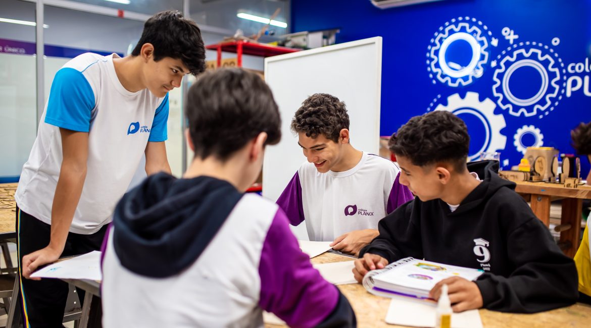 Durante toda a educação básica, as competências e habilidades desenvolvidas no ensino fundamental vão nortear os estudantes para toda a vida. Essa aprendizagem socioemocional vai permitir que os estudantes saibam enfrentar os desafios da vida adulta e extrair resultados de cada experiência vivida. Veja neste texto, quais são as competências e habilidades que podem ser desenvolvidas nesta etapa escolar. O que são competências e habilidades? Competências e habilidades são conceitos importantes na formação de um estudante. Mas sabe qual é a diferença entre eles? Competências são características que podem ser desenvolvidas em uma pessoa, por meio de experiências ou de um processo de aprendizagem, como os treinamentos, ou seja, a pessoa se torna competente para fazer algo. É uma união de conhecimento com habilidade. Por outro lado, as habilidades estão mais relacionadas aos talentos natos, são as características de alguém que é hábil em algo. Podem ser aprimoradas com o tempo. Além disso, uma habilidade pode abranger diferentes competências. No processo de formação dos estudantes, a BNCC (Base Nacional Comum Curricular), que é o documento que define os direitos de aprendizagem de todo estudante, define 10 competências que devem ser desenvolvidas nos estudantes na Educação Básica, que contempla educação infantil, ensino fundamental anos iniciais e finais, e ensino médio. Pela BNCC, as competências mobilizam conhecimentos, habilidades, atitudes e valores. Não são consideradas como componentes curriculares, mas devem permear todas as áreas de conhecimento, de forma transdisciplinar. Veja as 10 competências que são desenvolvidas nesta fase escolar: Conhecimento Essa competência visa valorizar o conhecimento construído historicamente sobre o mundo físico, cultural, social e digital. Não só para que os estudantes entendam, mas também expliquem a realidade, continuem aprendendo e colaborem com a sociedade. Pensamento científico, crítico e criativo Desenvolver essa competência envolve exercitar a curiosidade intelectual, recorrendo à abordagem própria das ciências, por meio de diversas práticas pedagógicas que possam estimular a análise crítica, reflexão, investigação, imaginação e criatividade, para promover debates ricos, elaboração de hipóteses e solução de problemas. Comunicação Utilizar as diferentes linguagens, seja verbal (oral, escrita ou visual-motora, como Libras), corporal, visual e digital para expressar e compartilhar ideias, informações, sentimentos e experiências que proporcionem entendimento mútuo. Repertório cultural Oferecer o conhecimento sobre as manifestações artísticas e culturais locais, regionais e mundiais, valorizando a importância delas dentro do processo de formação do indivíduo. Cultura digital Nesta competência está previsto compreender, utilizar e criar tecnologias digitais de informação de forma crítica, reflexiva, significativa e ética nas diversas práticas que envolvam comunicação, acesso e disseminação de informação, produção de conhecimento, resolução de problemas e exercício do protagonismo na vida pessoal e coletiva do estudante. Trabalho e projeto de vida Além de valorizar a diversidade de saberes e vivências culturais, essa competência visa que o estudante saiba apropriar-se de conhecimentos e experiências que conceda a possibilidade de entender as relações inerentes ao mundo do trabalho. Ao desenvolver essa competência, o estudante poderá fazer escolhas sobre o próprio projeto de vida com autonomia, consciência crítica, liberdade e responsabilidade. Autoconhecimento e autocuidado Com essa competência, o estudante aprende a conhecer a si próprio, gostar de si mesmo e cuidar da sua saúde física e emocional. Visando o reconhecimento do seu papel na diversidade humana, essa competência também ensina a reconhecer as próprias emoções e a dos outros, bem como lidar com elas. Argumentação A competência de argumentação prevê a manifestação com base em dados, fatos e fontes confiáveis, a fim de formular, negociar e defender ideias que promovam e respeitem os direitos humanos, consciência socioambiental e consumo responsável em todos os âmbitos, com posicionamento ético em relação a si e à sociedade. Empatia e cooperação Essa competência prevê o desenvolvimento da empatia, do diálogo, cooperação e resolução de conflitos, promovendo o respeito a si próprio e aos outros, bem como dos direitos humanos, valorizando a diversidade dos indivíduos e grupos sociais. Responsabilidade e cidadania Nesta competência, o agir com autonomia, responsabilidade, flexibilidade, resiliência e determinação, tem a ver com si próprio e também com a coletividade. Dessa forma, pressupõe-se também uma tomada de decisão ética, sustentável, inclusiva e democrática. Desenvolvimento das competências e habilidades no Colégio Planck O Colégio Planck tem em seus pilares pedagógicos o alto desempenho e o desenvolvimento das habilidades socioemocionais, com os quais o exercício das competências definidas pela BNCC são amplamente ensinadas, bem como o aprimoramento das habilidades de cada estudante. Para chegar aos resultados desejados por essas diretrizes, o Colégio Planck adota a aprendizagem baseada em projetos e a aprendizagem colaborativa, que permitem estudos completos e dinâmicos para desenvolver as competências e habilidades que serão imprescindíveis para o sucesso nos projetos de vida dos estudantes no futuro. No Planck, os estudantes ganham incremento em suas habilidades de criatividade, liderança, adaptabilidade, senso estético e crítico, autonomia, inteligência emocional, raciocínio lógico, entre várias outras. Além disso, quem ainda não desenvolveu essas competências e habilidades recebem diversos recursos para trabalhar em suas fragilidades e descobrir como alçar voos mais altos a partir das suas próprias características socioemocionais.