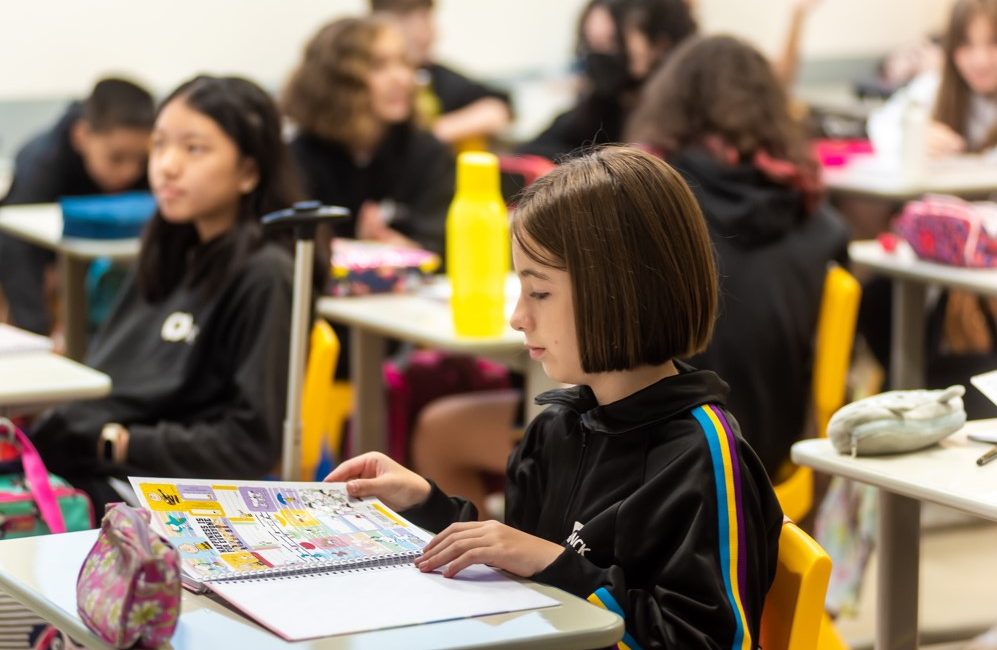 Despertar o interesse pelo estudo em crianças de 10 anos pode ser um desafio para muitos pais e educadores porque, nesta fase, elas ainda estão aprendendo a desenvolver habilidades socioemocionais como organização, foco e responsabilidade. Neste texto, conheça 7 dicas muito importantes que podem ajudar nesta tarefa. Por que é tão importante despertar o amor pelo aprendizado? Pais e educadores podem começar a desenvolver o interesse das crianças ao explicar a importância que o estudo tem para o futuro das pessoas. É por meio do “aprender” que as pessoas conseguem crescer e evoluir não só do ponto de vista acadêmico, mas também pessoal e profissional. Uma forma de esclarecer um pouco mais sobre isso para os estudantes dessa faixa etária é explicar que sem o aprendizado, as possibilidades de progresso das pessoas ficam mais restritas, e os sonhos delas podem não ser realizados. Por isso, desenvolver um verdadeiro amor pelo aprendizado desde cedo será benéfico para que eles comecem a entender as suas possibilidades de realização. Para ajudar neste esclarecimento, é possível apresentar exemplos de pessoas que foram muito bem-sucedidas em suas áreas e que eles admiram. Mas outro ponto importante a ser lembrado é que cada estudante tem um jeito diferente de aprender e descobrir essas características pode ser muito útil na hora de definir as estratégias.