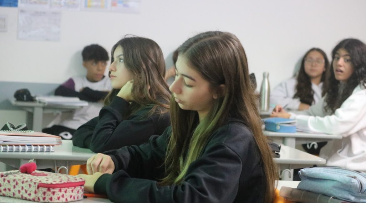 É muito importante estimular o desenvolvimento cognitivo dos adolescentes, pois essa é uma fase de transição desafiadora cheia de mudanças físicas, emocionais, sociais e cognitivas.