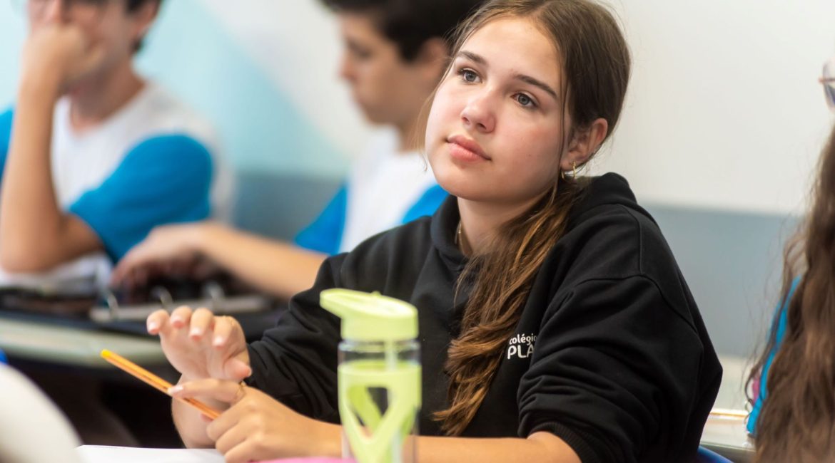 A insegurança é uma emoção comum que pode afetar crianças e adolescentes em diferentes momentos da vida. Filhos inseguros podem sentir-se desamparados e incapazes de lidar com as demandas do mundo ao seu redor. Para ajudá-los, os pais devem fornecer uma estrutura sólida de confiança para que eles possam enfrentar os desafios com mais segurança. Veja neste texto, como os pais e Colégio podem proporcionar mais autoconfiança aos estudantes.