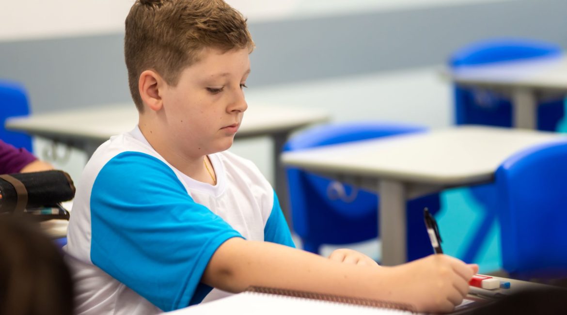 Existe uma relação de conflito entre puberdade e desempenho escolar? Sim, é possível dizer que pode acontecer uma mudança no rendimento escolar dos estudantes, embora esse seja um tema complexo e variável de pessoa para pessoa. Se seu filho ou filha está passando por essa fase, continue lendo este conteúdo para conferir algumas dicas que poderão ajudar e como o Colégio Planck costuma tratar.