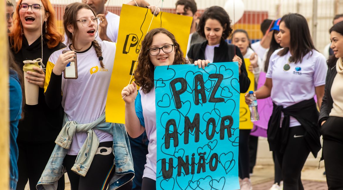 Fomentar a cultura da paz nas escolas é essencial para provocar mudanças a longo prazo no ambiente escolar e, consequentemente, na sociedade. Mas, quais aspectos são importantes para promover a paz? Continue lendo este conteúdo e confira o que é a cultura da paz, a sua importância e como cultivá-la nas escolas.