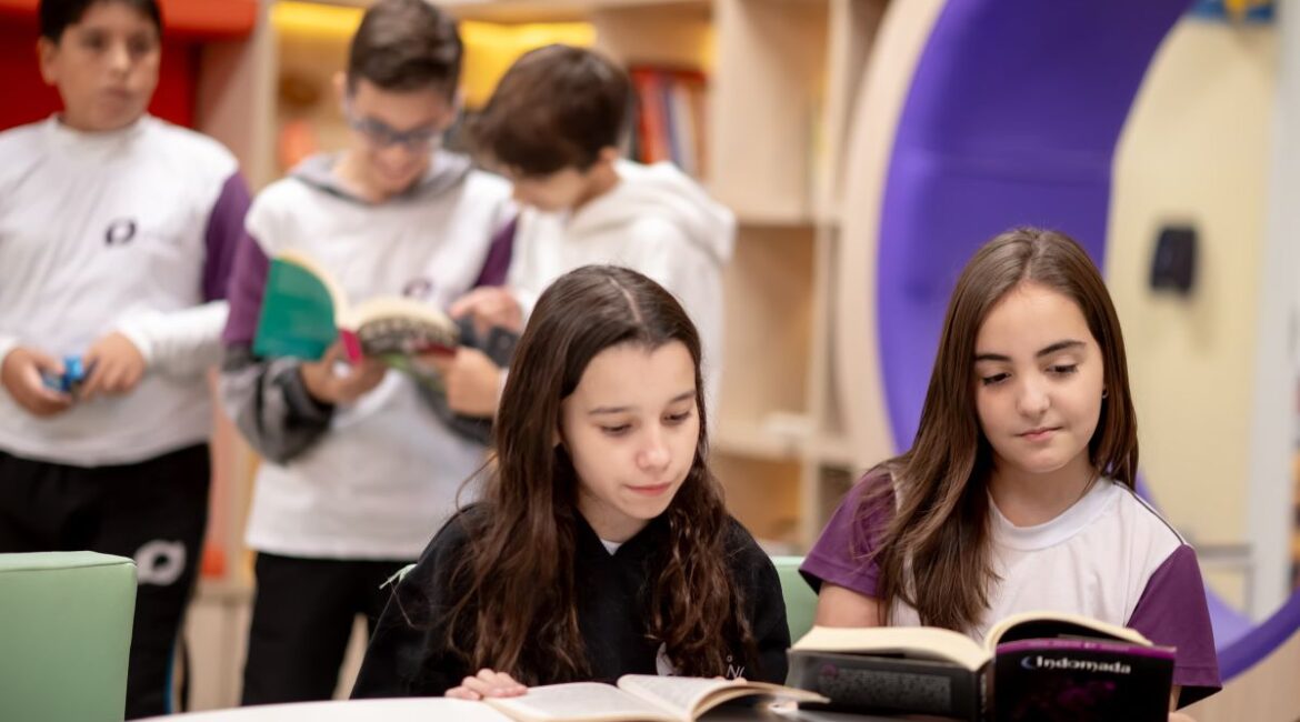 Estudantes meninos e meninas dos anos iniciais do ensino fundamental.