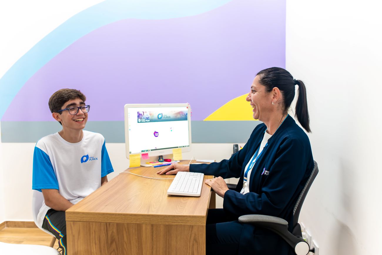 Estudante conversando com profissional de educação sobre bullying.