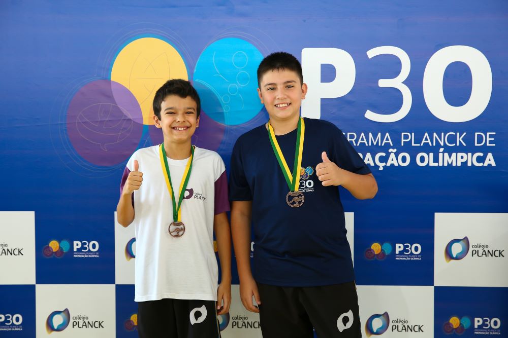 Estudantes do Colégio Planck exibindo suas medalhas das Olimpíadas do Conhecimento.