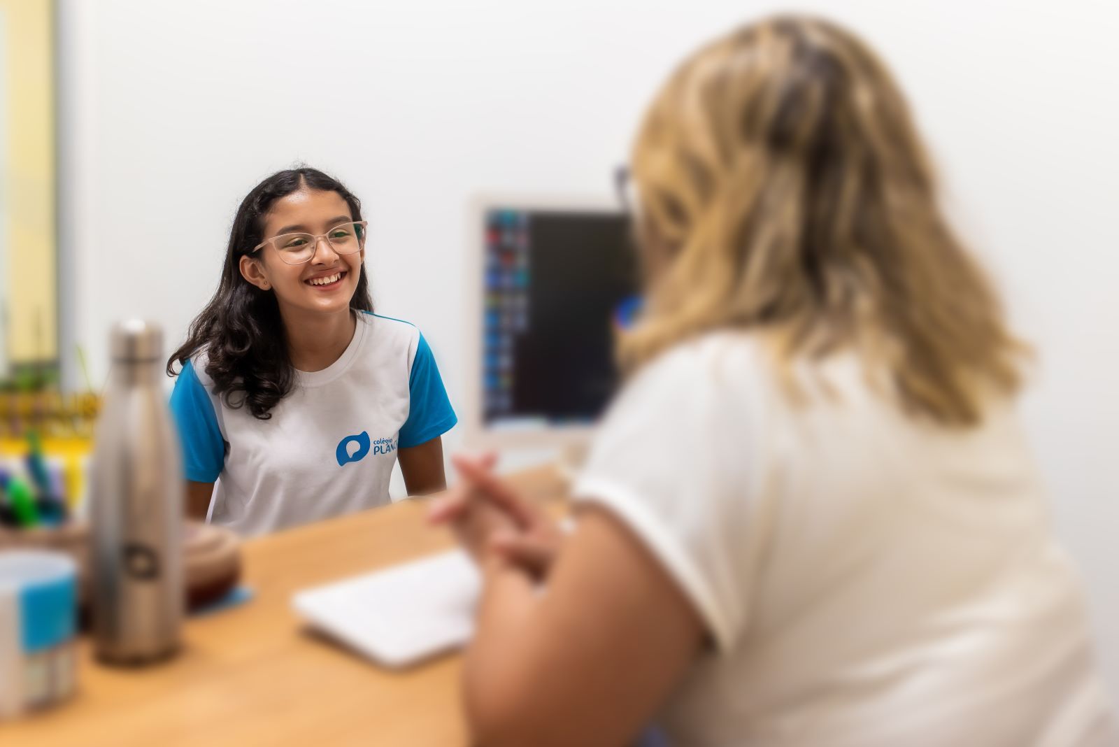 Estudante do colégio planck conversando com orientadora educacional após ingressar no 6º ano.