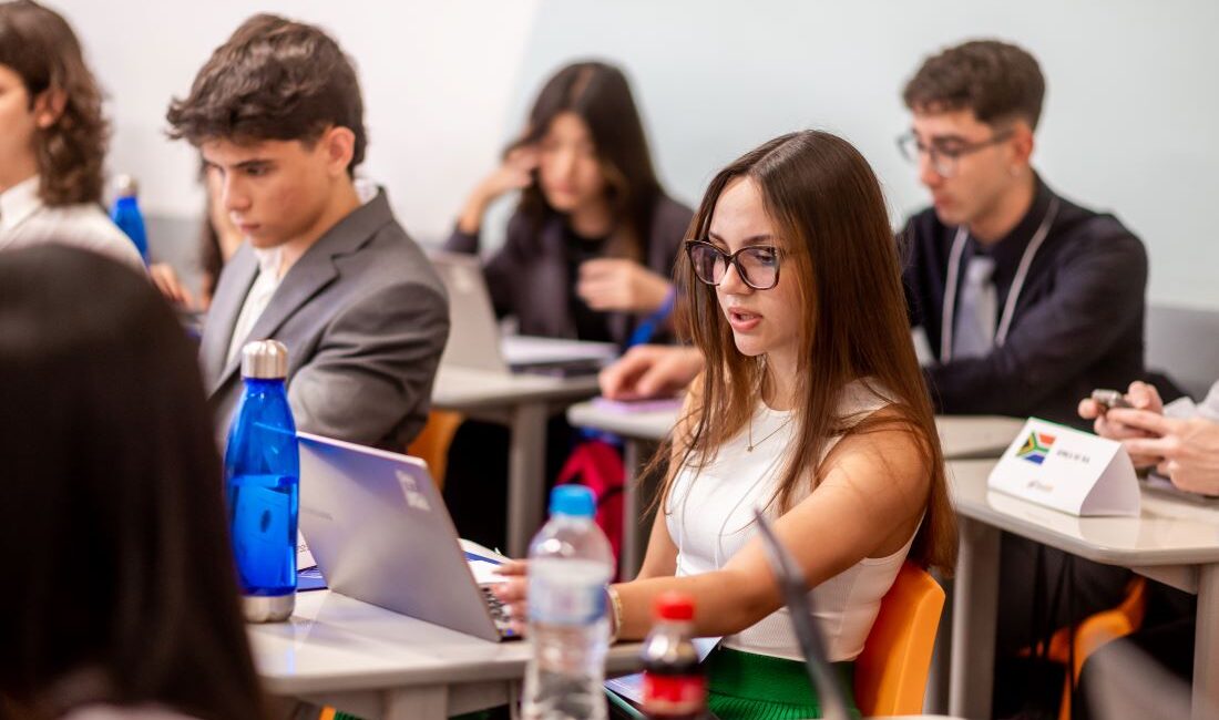 Estudantes concentrados em sala de aula.