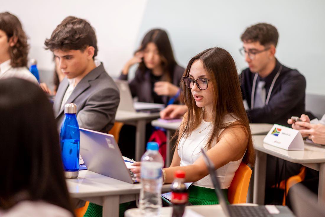 Estudantes concentrados em sala de aula.