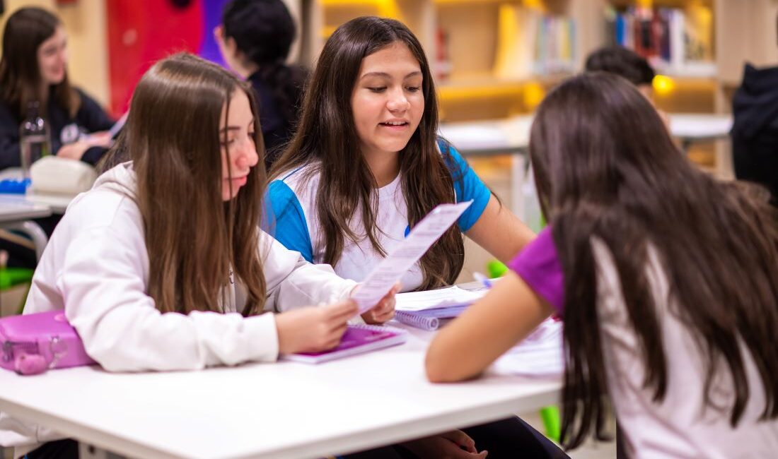 Estudantes do 7º discutindo sobre projetos escolares.