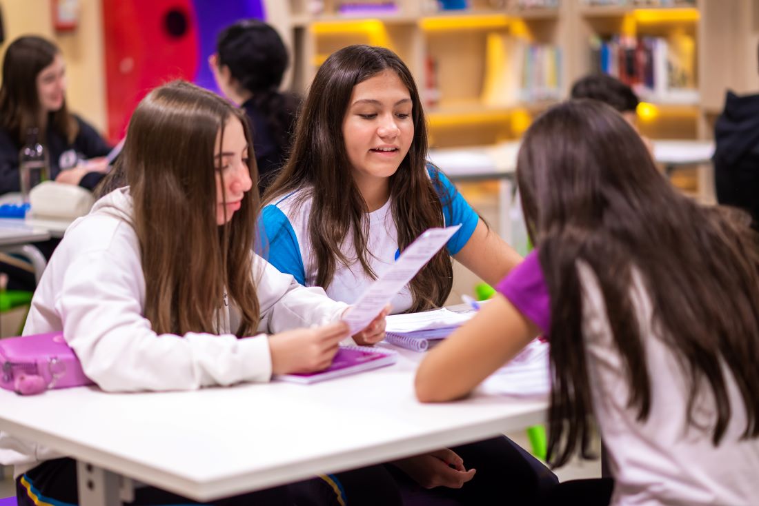 Estudantes do 7º discutindo sobre projetos escolares.