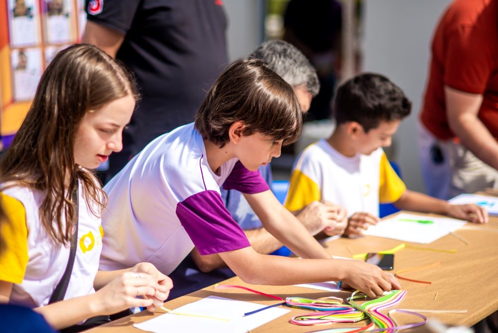 Estudantes do ensino fundamental anos inicias em projeto escolar.