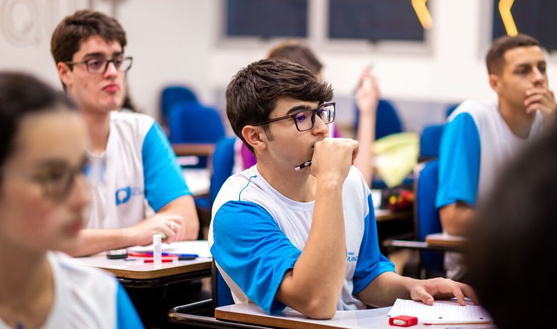 Estudantes desenvolvendo habilidades como raciocínio lógico e leitura crítica com metodologia do Planck.