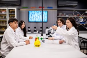 Estudantes em sala de labóratório de escola particular em SJC.