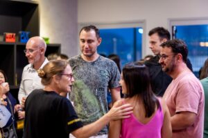Famílias de alta performance em reunião de escola dos filhos conversando com equipe pedagógica.