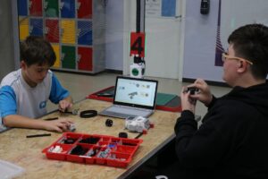 Estudantes do ensino fundamental imersos em projeto de robótica, que faz parte das aulas eletivas do Colégio Planck.