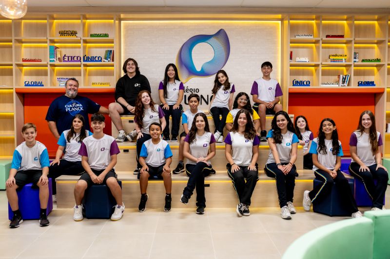 Estudantes reunidos sentados em sala de leitura do Colégio Planck.