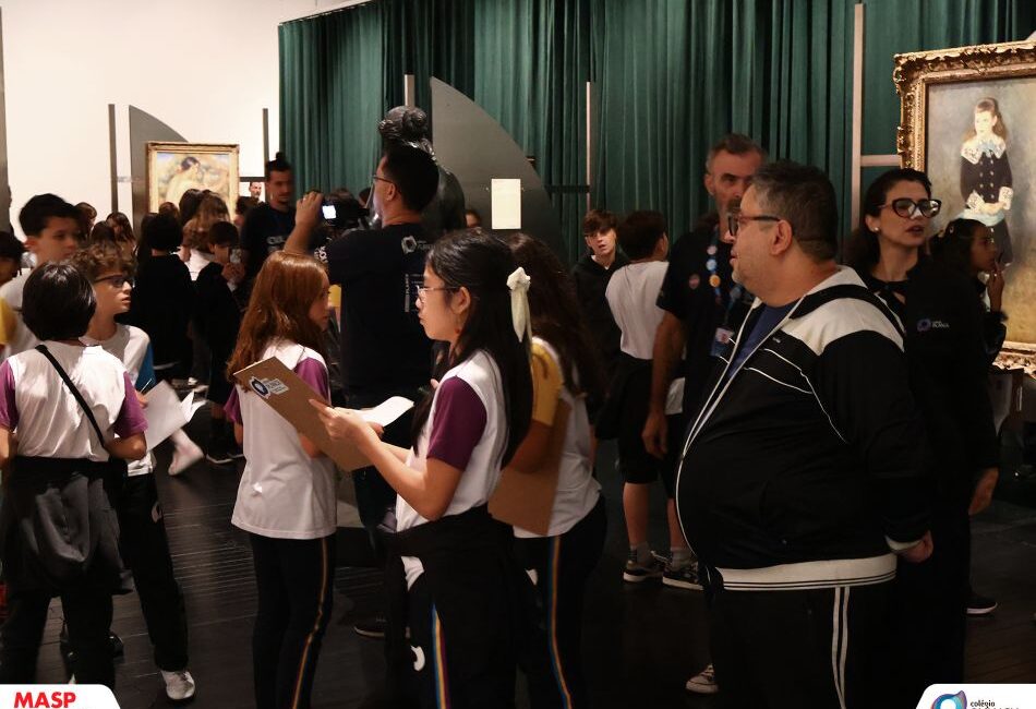 Estudantes do Colégio Planck em visita pedagógica ao MASP, interagindo com obras de arte em um ambiente cultural imersivo e educativo.