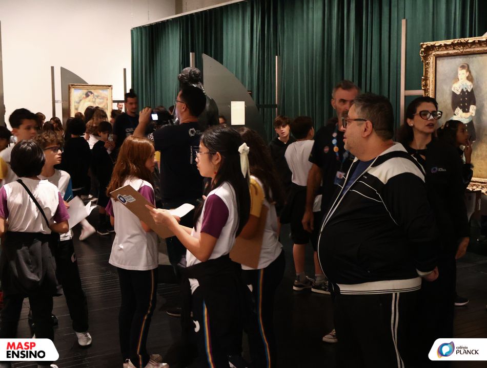 Estudantes do Colégio Planck em visita pedagógica ao MASP, interagindo com obras de arte em um ambiente cultural imersivo e educativo.