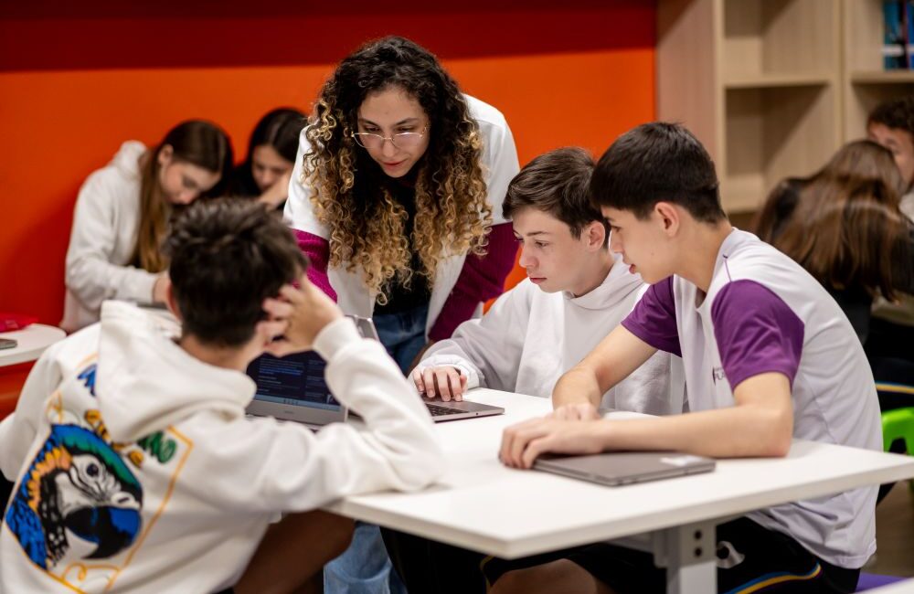 Estudantes do Colégio Planck participam de atividade colaborativa das Olimpíadas do Conhecimento, com apoio da professora.