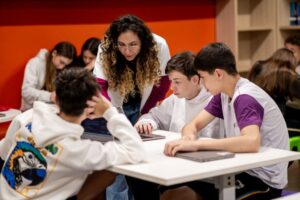 Estudantes do Colégio Planck participam de atividade colaborativa das Olimpíadas do Conhecimento, com apoio da professora.