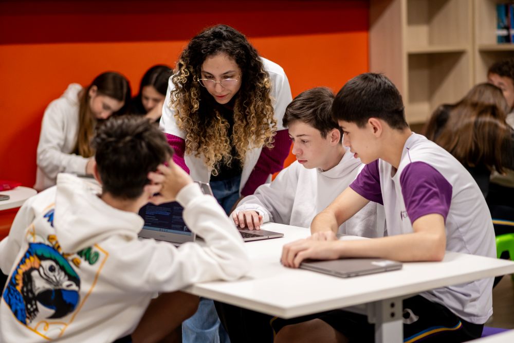 Estudantes do Colégio Planck participam de atividade colaborativa das Olimpíadas do Conhecimento, com apoio da professora.