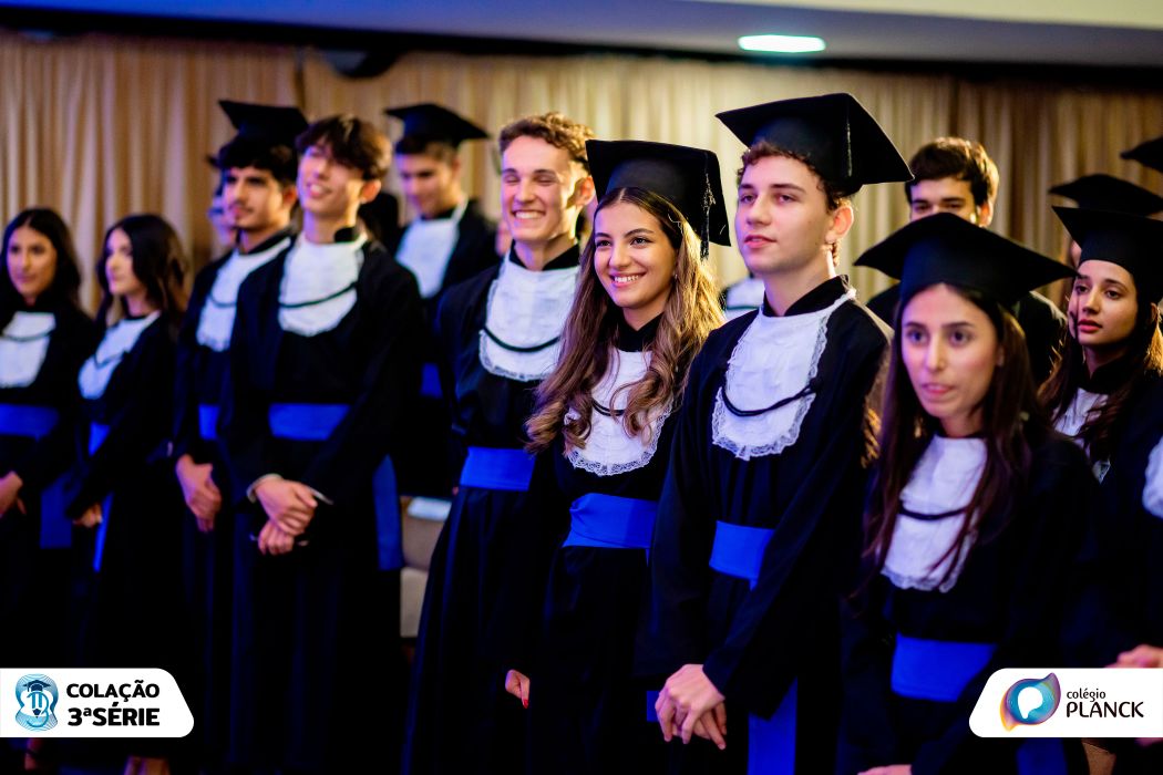 Formandos do Colégio Planck celebram resultados acadêmicos e socioemocionais, com becas, faixas azuis e clima de conquista coletiva.