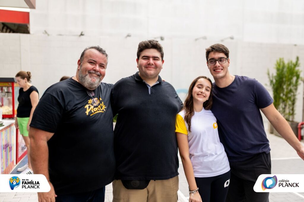 Grupo de estudantes sorridentes em evento do Colégio Planck, simbolizando acolhimento e integração entre alunos e famílias.