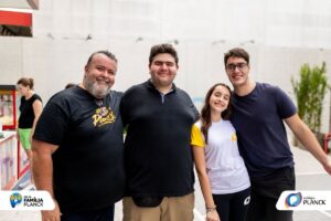 Grupo de estudantes sorridentes em evento do Colégio Planck, simbolizando acolhimento e integração entre alunos e famílias.