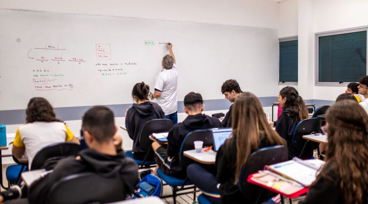Estudante refletindo sobre o tempo e o imediatismo, representando a dificuldade de esperar na cultura contemporânea.