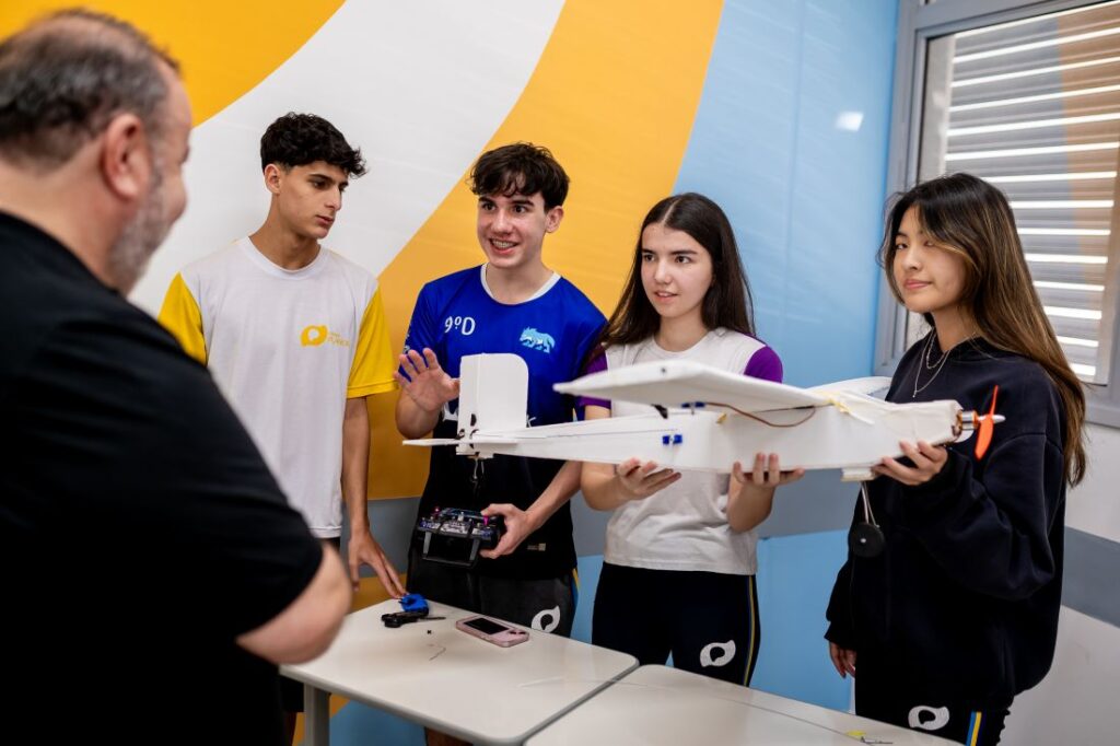 Estudantes do Colégio Planck apresentando projeto de STEAM, desenvolvendo criatividade, colaboração e protagonismo.