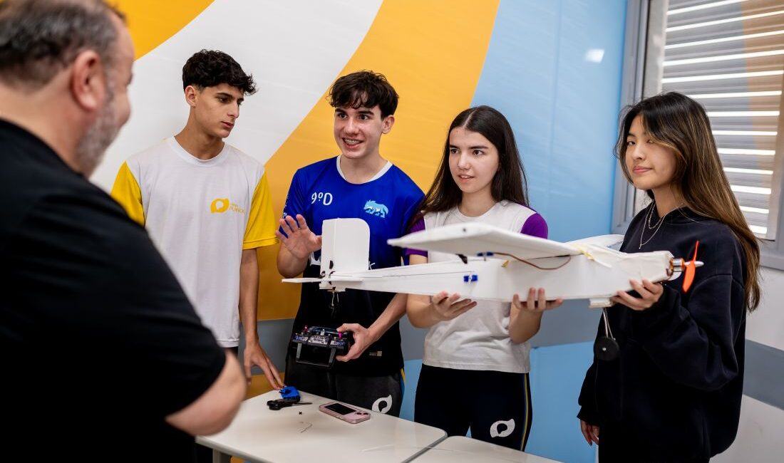 Estudantes do Colégio Planck apresentando projeto de STEAM, desenvolvendo criatividade, colaboração e protagonismo.