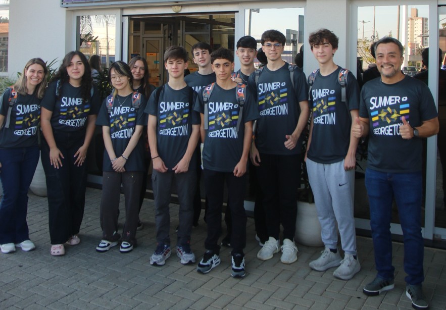 Estudantes do Colégio Planck participando de Summer Program em universidade internacional, desenvolvendo autonomia, protagonismo e habilidades globais durante as férias escolares.