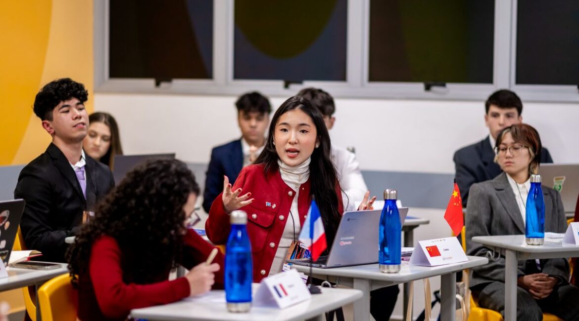 Estudantes do Colégio Planck participando de atividade extracurricular que estimula a aprendizagem de idiomas, promovendo cultura, colaboração e comunicação.