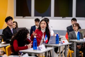 Estudantes do Colégio Planck participando de atividade extracurricular que estimula a aprendizagem de idiomas, promovendo cultura, colaboração e comunicação.