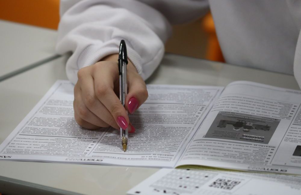 Estudante do Colégio Planck realizando simulado, prática avaliativa para desenvolvimento de autoconfiança e preparação acadêmica estratégica.