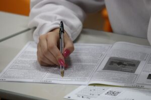 Estudante do Colégio Planck realizando simulado, prática avaliativa para desenvolvimento de autoconfiança e preparação acadêmica estratégica.