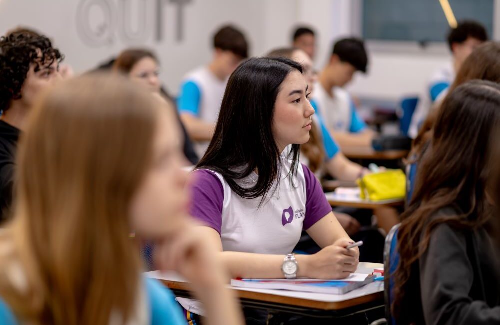 Estudante do Colégio Planck concentrado em atividade de aprendizado, desenvolvendo foco e disciplina através de metodologia que trabalha resiliência emocional e gestão de frustração.