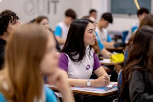 Estudante do Colégio Planck concentrado em atividade de aprendizado, desenvolvendo foco e disciplina através de metodologia que trabalha resiliência emocional e gestão de frustração.