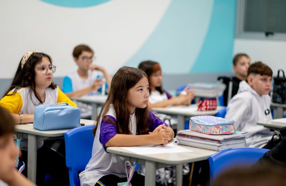 Alunos atentos em sala de aula demonstrando autonomia nos estudos e organização escolar.