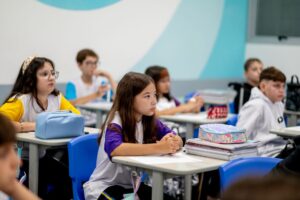 Alunos atentos em sala de aula demonstrando autonomia nos estudos e organização escolar.