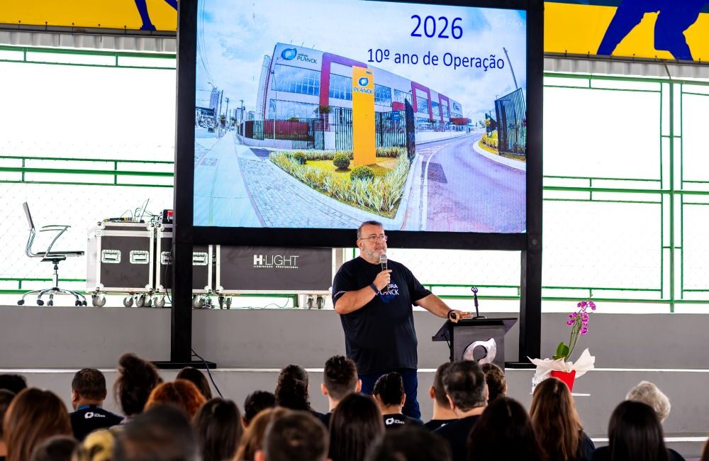 Apresentação escolar com público assistindo palestra sobre como escolher um colégio particular.