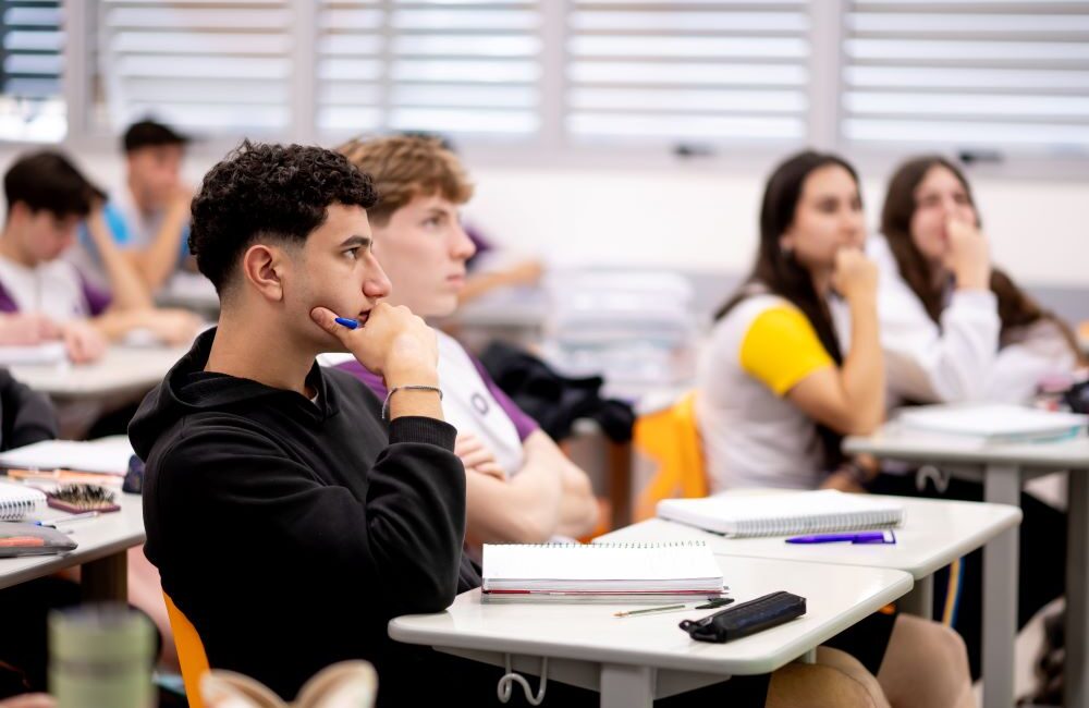 Estudantes do ensino médio em sala de aula acompanhando uma atividade, representando aprendizado, desafios da adolescência e preparação para o futuro.