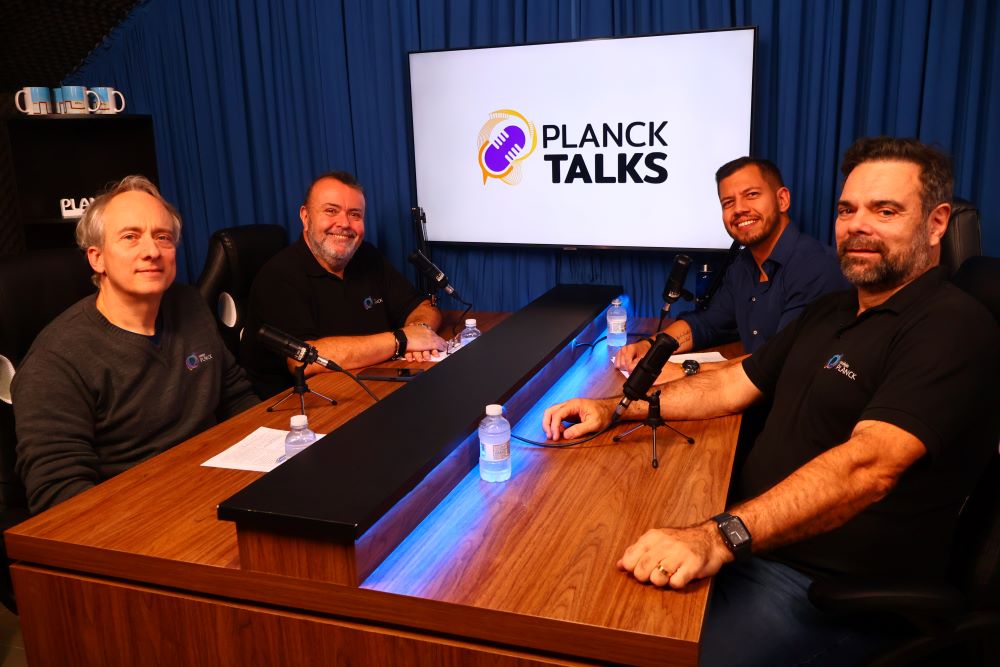 Quatro homens sorrindo e unindo as mãos em comemoração aos 10 Anos do Colégio Planck. Quatro homens sorrindo e unindo as mãos em comemoração aos 10 Anos do Colégio Planck.